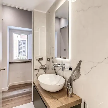 Piazza Dei Renzi Trastevere Building 4 Bedroom With Terrace * Rome